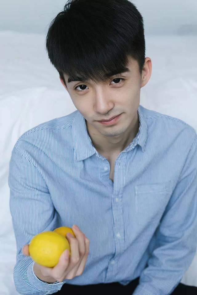 不同的景别拍出来的感觉也不一样哦~我把它大致分为三类:特写,半身照