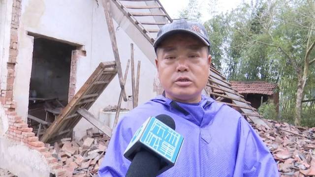 陆仁杰说,当时他正在家中床上休息,万幸砖头向东坍塌,并没有被砸到.