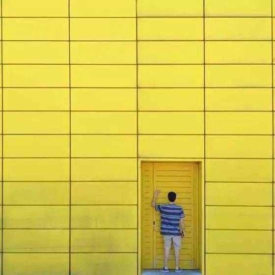 而如果是黑白作品,则应该注意黑白灰在照片中的比重,黑与白的对比以及