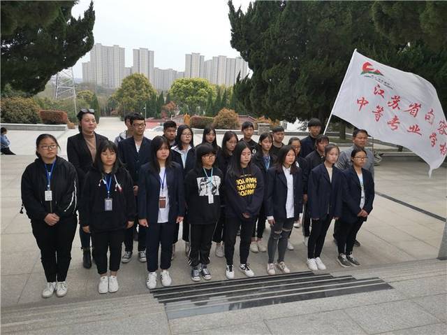 句容市边城中学