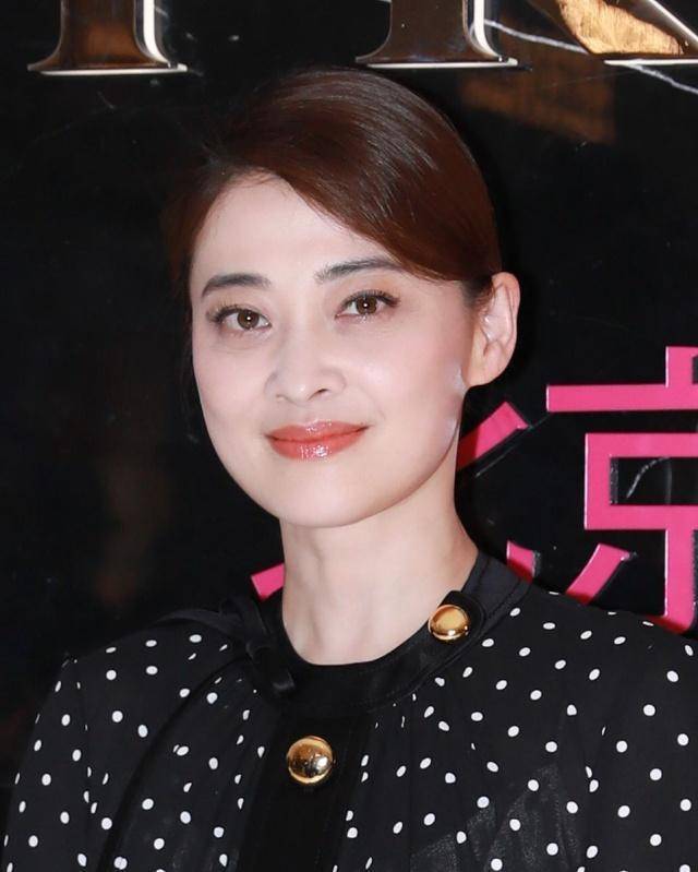 44歲梅婷高調美一回,波點連衣裙搭低馬尾髮型,優雅知性氣質出眾