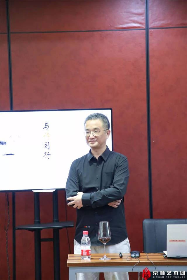 诗人苏忠在京师律师大厦讲新诗