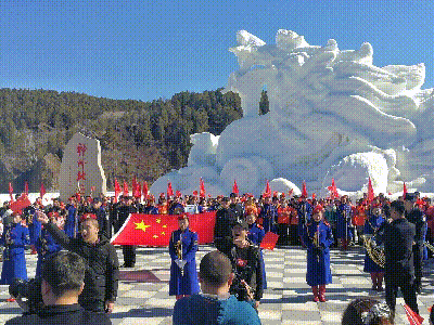 昨天,"北极""东极",他们佩戴徽章,向国旗行注目礼