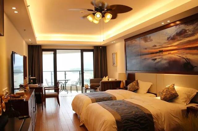 晨起,和爱人或是友人 在海景阳台闲坐 蔚蓝的天空 一望无际的海 让人