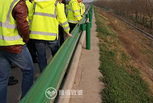 高速公路护栏板下拦水带怎么做?