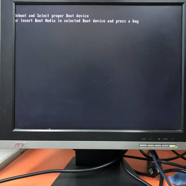 电脑黑屏出现这样的英文字母不用重新做系统改下这里就解决