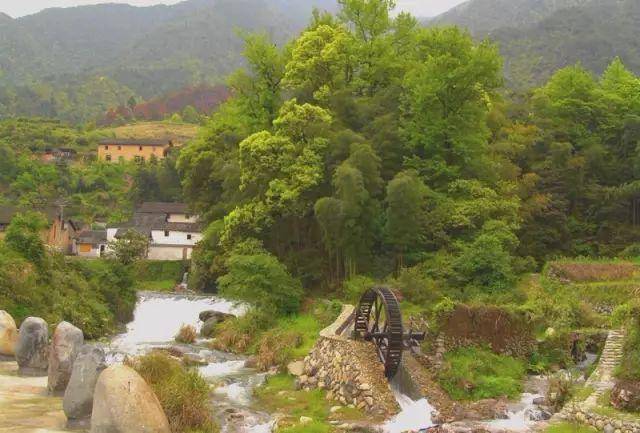 徜徉于村中,走近双门桥,进士府第,迎旨门街,接官亭,扁鹊庙……仿佛连