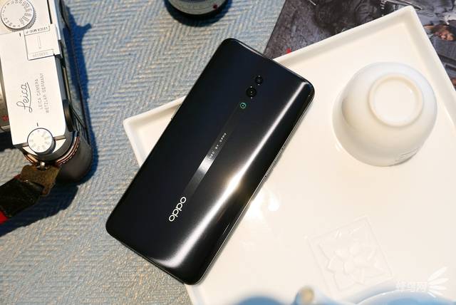 oppo reno系列的重點功能,reno標準版採用雙攝設計,主攝像頭為4800萬