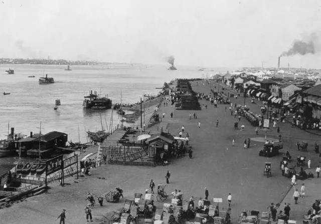 今天在长江边上告别一座百年老码头 武汉轮渡 从蒸汽机到柴油 从木