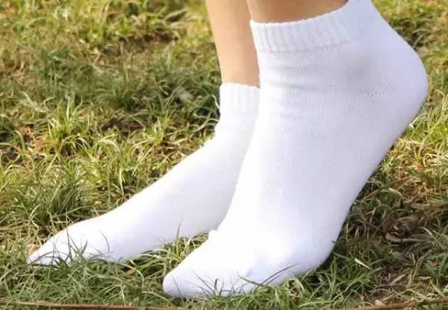 【分享】白袜子洗不干净,涂这个立马跟新的一样?