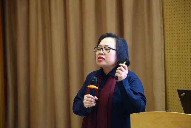 陈琴老师从《黄帝内经》,《易经》等经典出发,将人的一生分为五个阶段