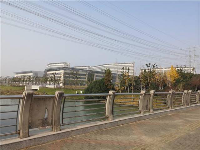 图苏州九院位于吴江区太湖新城芦荡路以北,秋枫街以东,松陵大道以西