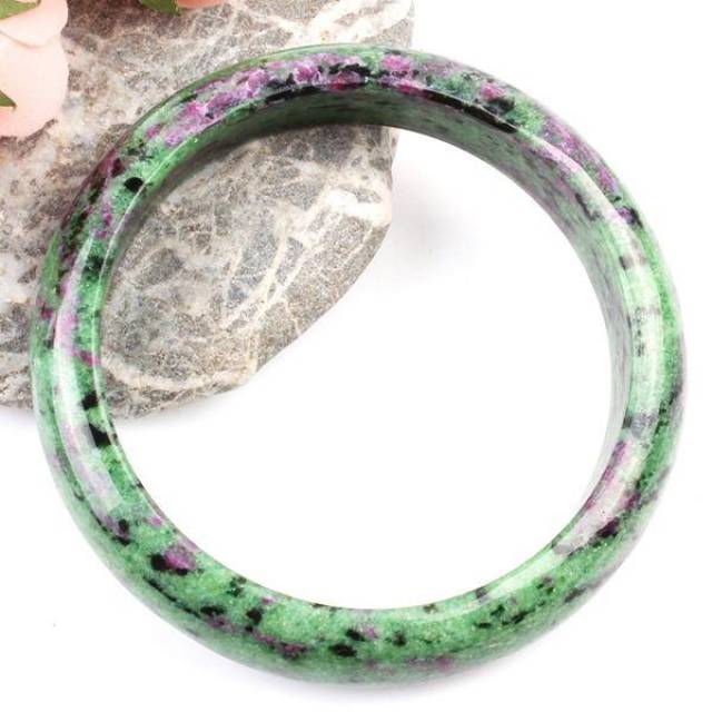 想收藏绿帘石必须要先了解绿帘石的特征那么绿帘石的特点是什么?