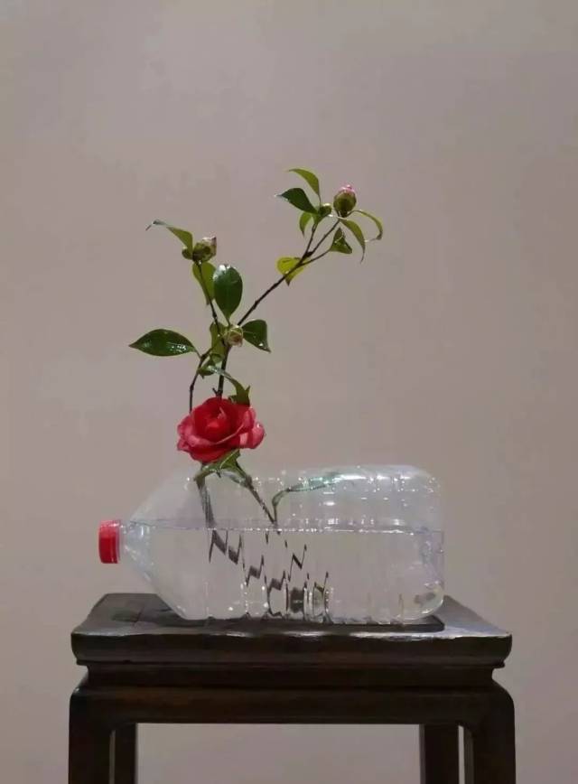 废旧矿泉水瓶制作花图片