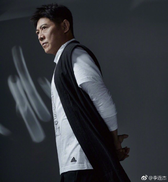 超爱美!李连杰拍写真戴假发有偶像包袱,昔日钢铁硬汉变文艺男