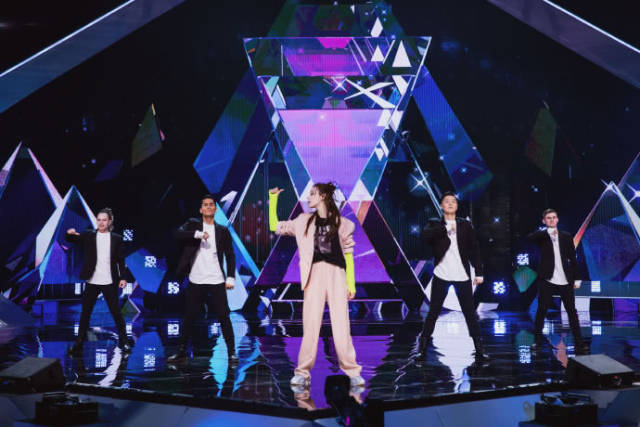 《创造营2019》迪丽热巴首次挑战男团舞,实力全能人气超杨幂