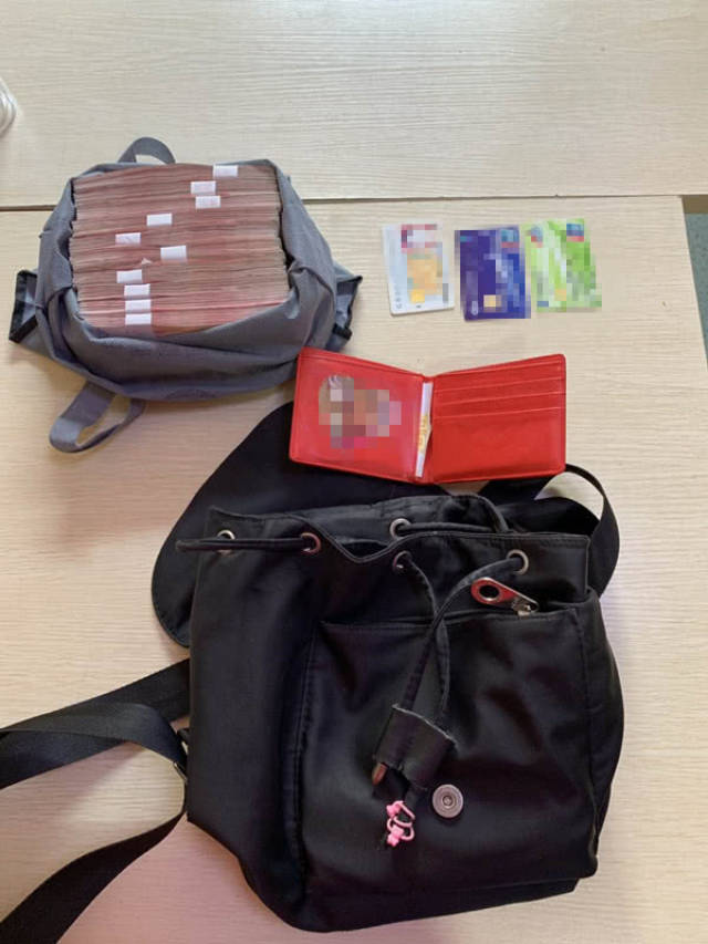 驾驶员拾到乘客遗失的双肩背包