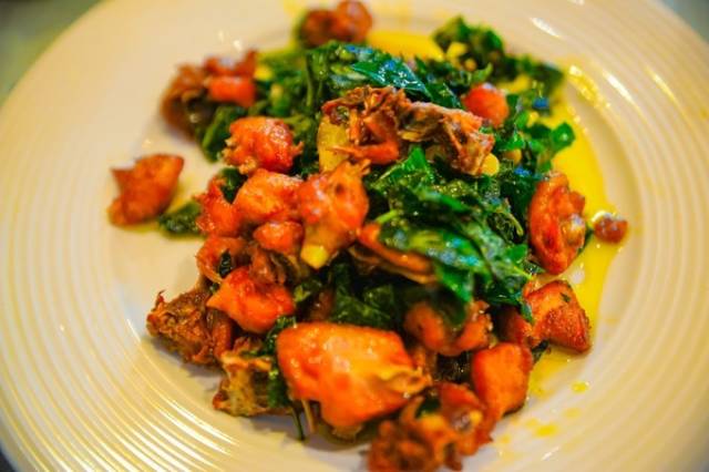 其他的菜品做的也很地道,山捞叶炒 文昌 鸡,砂锅溪涧石头鱼配上一杯百