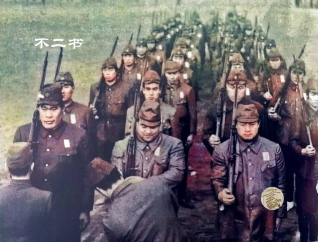 二战时日本国内的上色老照片：女学生进行军事训练、小孩摇旗呐喊_