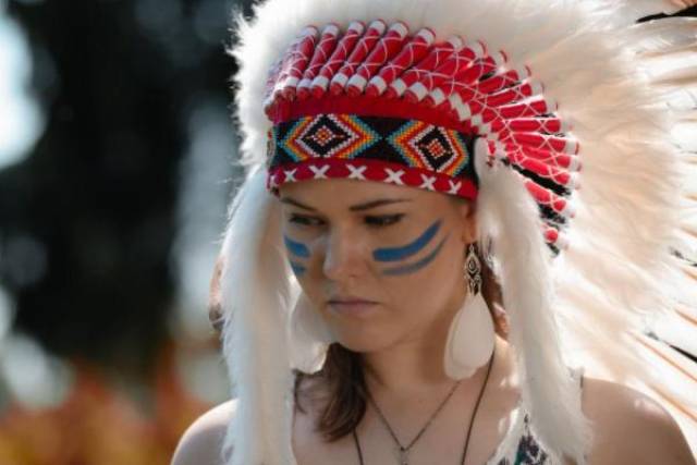 这个部落就是印第安纯女人部落,它位于亚马逊热带雨林里,在这个部落