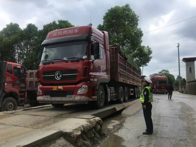 一辆车装100多吨,超载1倍,货车超载起来胆儿有多肥?