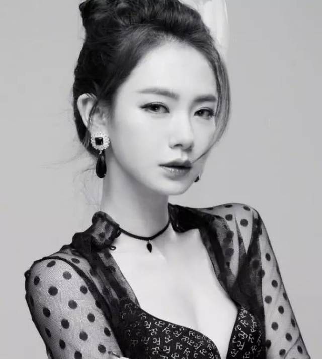 芭蕾舞天后戚薇女人味照片爆出,大家纷纷嫉妒