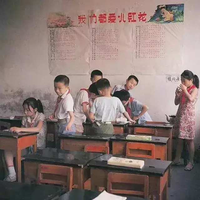 80年代小学生上学图片图片
