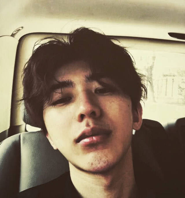 三小只一起留胡子,王俊凯变黑老大,王源像卓别林,千玺一言难尽