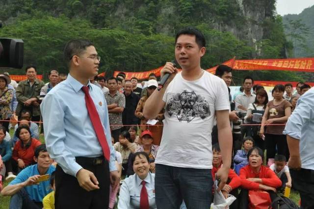 歌圩现场设立法治宣传点,通过发放宣传资料,悬挂横幅,有奖问答等活动