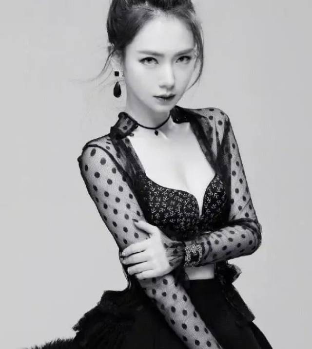 芭蕾舞天后戚薇女人味照片爆出,大家纷纷嫉妒