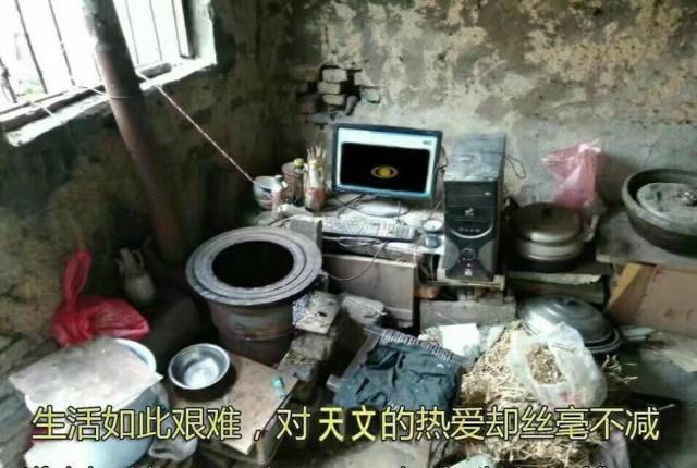 曾经有一张恶搞图片,形容一些人尽管贫困到家徒四壁,却仍然初心依旧