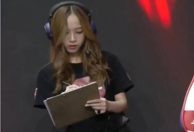 lpl胜利女神妖风小姐姐表白被拒网友逆袭的机会来了你们还在等什么