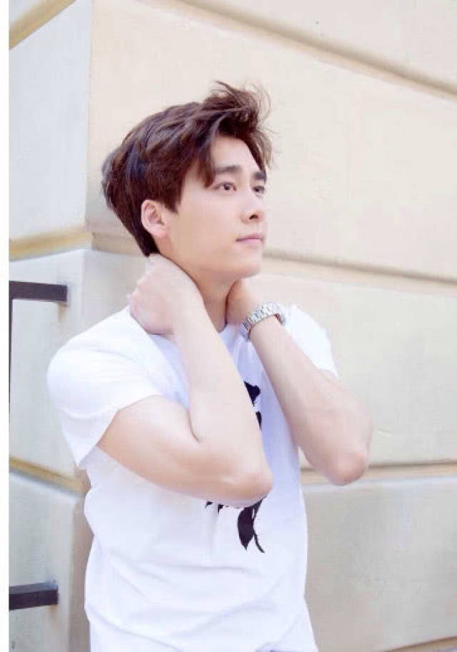 电竞选手李易峰!上台比赛时一蹦一跳,网友:鲁班大神附体了?