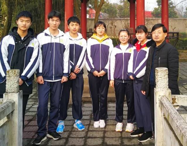 作为溧阳市教育局引进的高层次人才来到戴埠中学执教