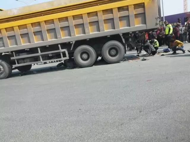 【视频】就在下午,渣土车右转撞倒电动车!骑手当场……_手机搜狐网