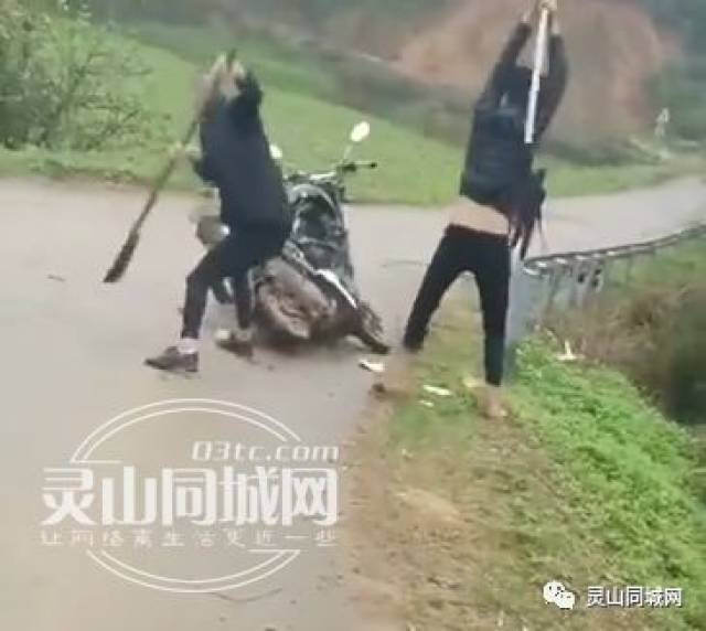 两位后生仔手上 拿着铁棍,铁楸,对着一辆"鬼火"一顿猛砸, 砸烂之后还