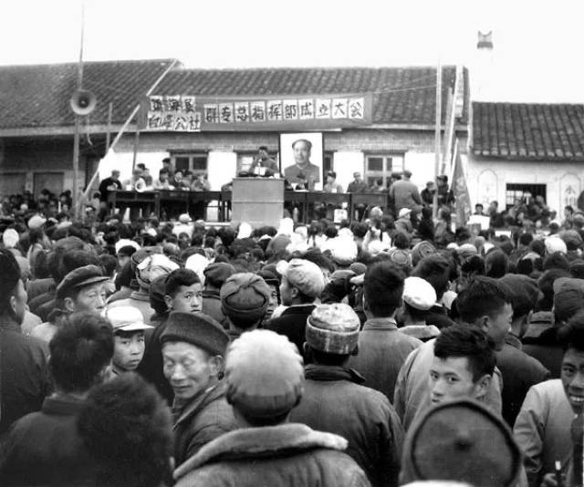 生产队开会时,经常会把村里的地主,富农等所谓的"四类分子"叫到台前