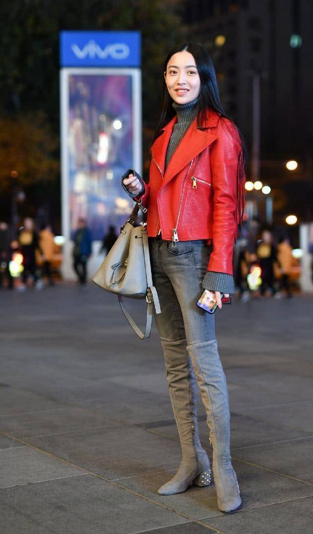 街拍:美女红色的皮夹克搭配牛仔裤,尽显非凡的气质,衬托好身材