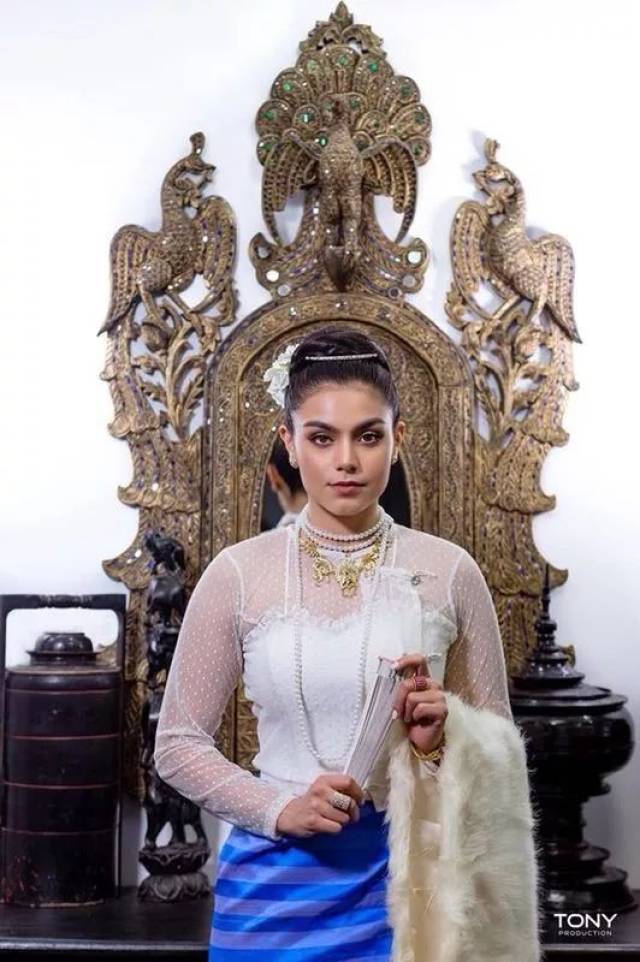 缅甸缅族喜迎泼水节泼水宣传照.