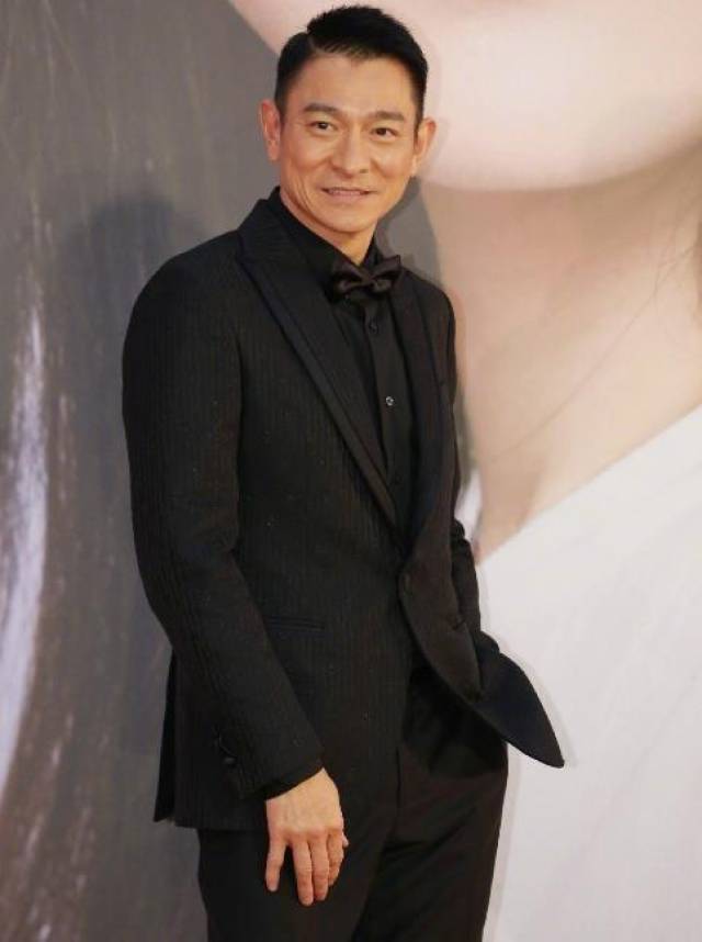 刘德华亮相金像奖红毯!黑色西装帅气迷人,力破身体状况不佳传闻