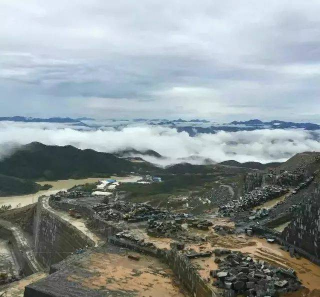 吳田山,被譽為閩南第一峰,芝麻黑礦山位於福築省長泰縣陳巷鎮吳田山