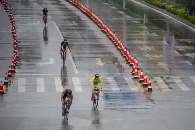 铁人们在风雨中前行