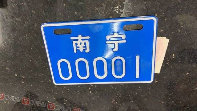 南宁首张新国标"小蓝牌"被他领走了!多家电动车销售点"关门歇业"