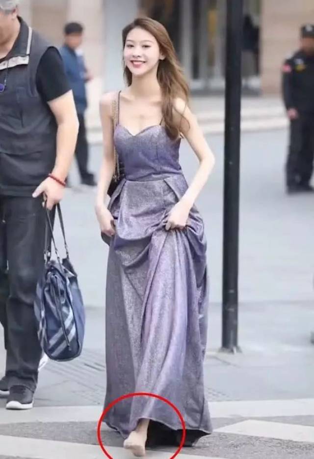 小姐姐穿仙女裙过马路,当她撩起裙子的一刻网友:当初就不该下凡