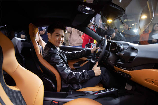 当晚,台湾歌手,演员以及赛车林志颖也现身活动现场,为法拉利f8