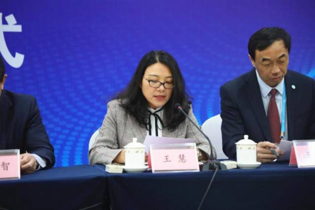 揭牌仪式由李岷主持,王慧副主任宣读区编办关于同意将青岛西海岸新区