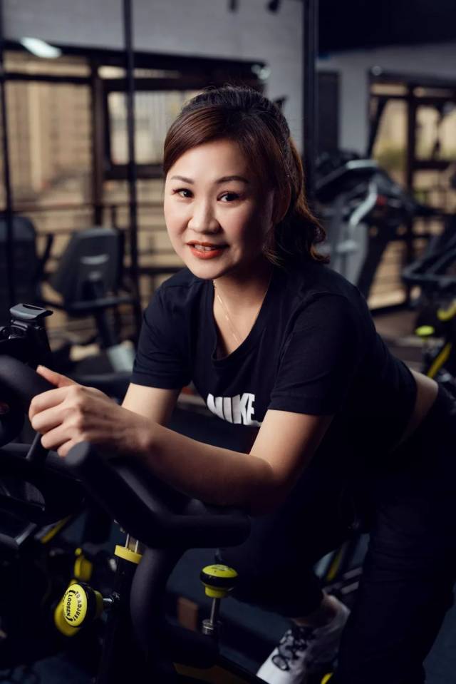 像是那种手握百万生意的成功女企业家 雷厉风行的样子,要是她让我做事
