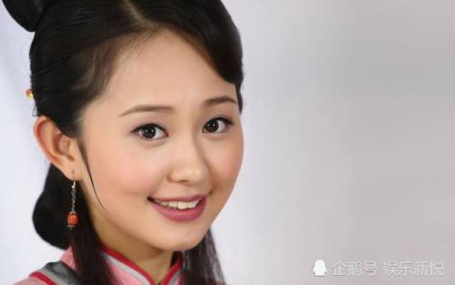 孙耀琦的性感男人装杂志封面吸人眼球照片销量很不错