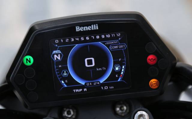 实拍国产"大魔鬼"——贝纳利双缸运动巡航车502 cruiser速览!