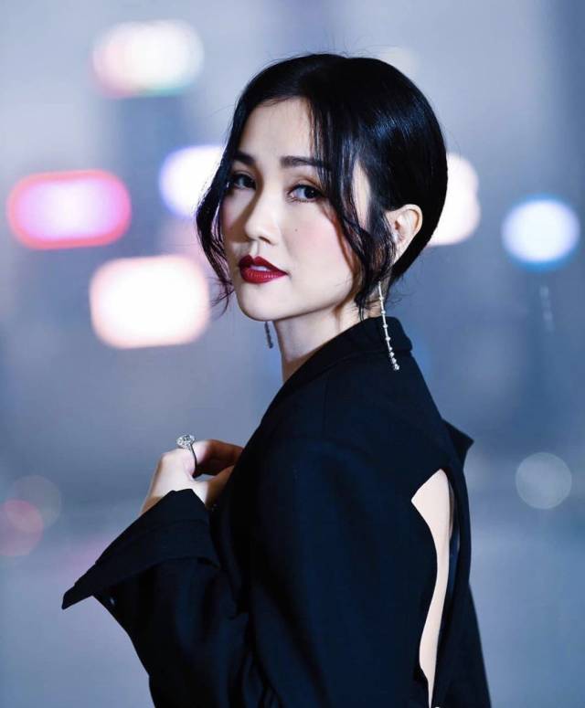 38岁薛凯琪终于高调了一袭蕾丝裙甜美惊艳42岁谢安琪气场十足